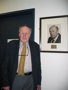 Ralph Reader visiting the Renal Unit of RPA, Photo courtesy of the Renal Unit, Royal Prince Alfred Hospital